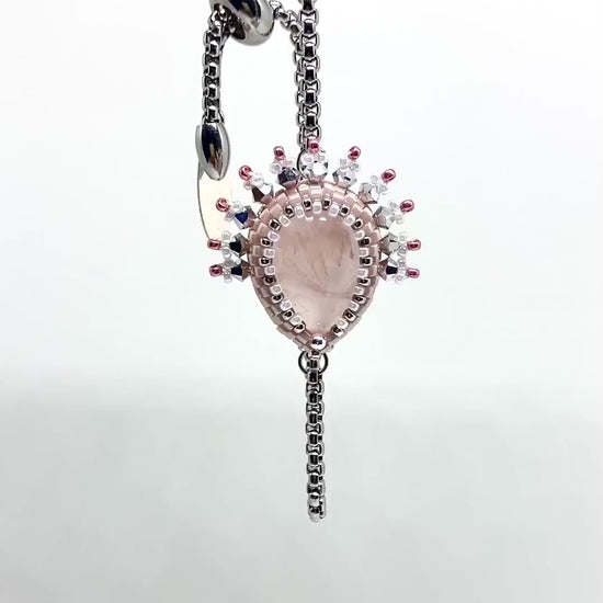 Détail bracelet Venise - sertissage pierre naturelle Quartz rose - bracelet réglable acier inox