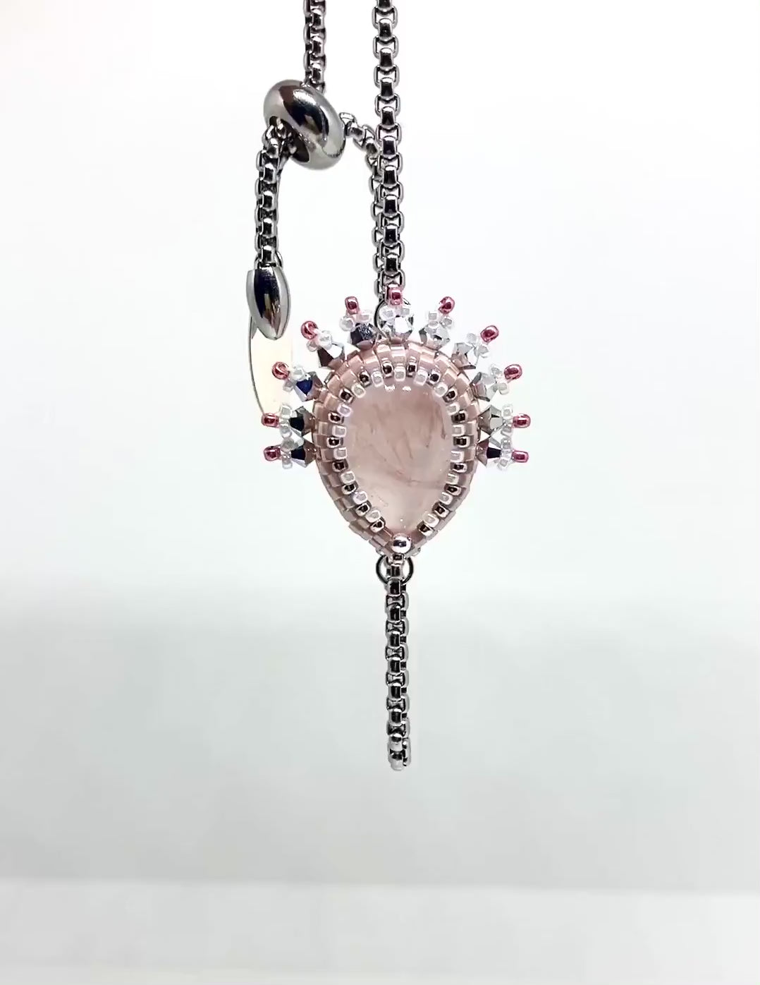 Détail bracelet Venise - sertissage pierre naturelle Quartz rose - bracelet réglable acier inox
